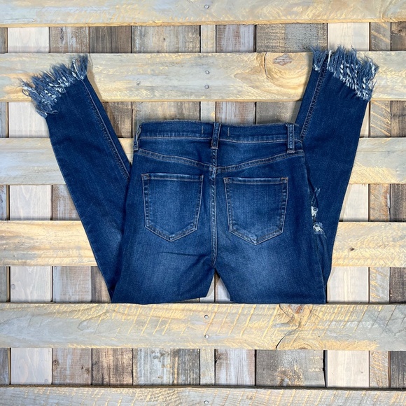 Like New ✵☽Free People☾✵ Distressed < Great Heights > Frayed Blue Jean | 26 XS 2 - Picture 11 of 16